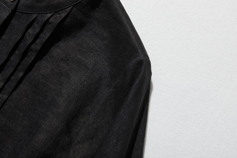 様々なシーンで活躍する万能アイテム　ピンタック入り　リネンシャツブラウス　250412