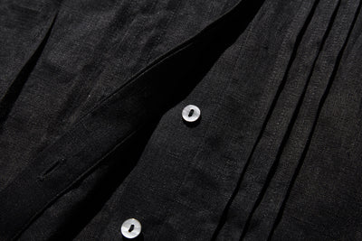 様々なシーンで活躍する万能アイテム　ピンタック入り　リネンシャツブラウス　250412