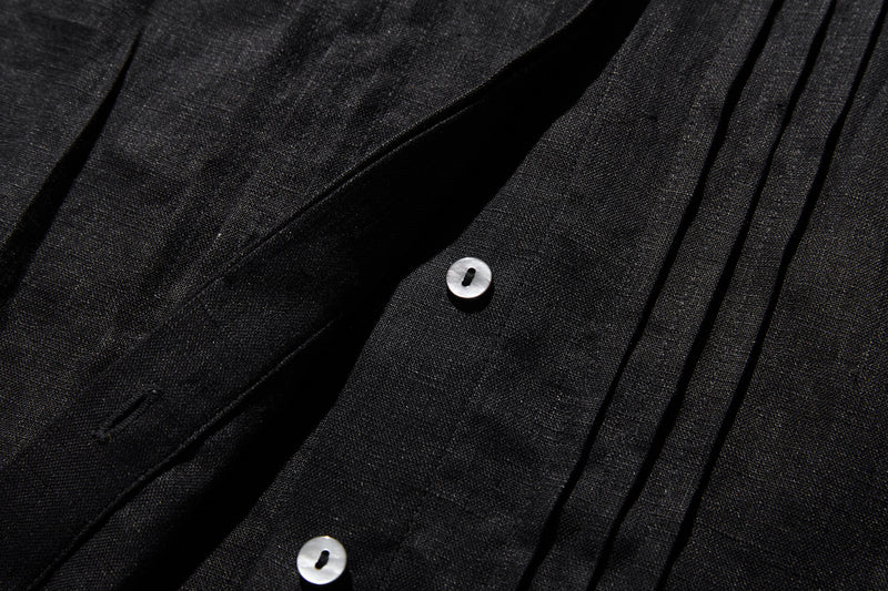 様々なシーンで活躍する万能アイテム　ピンタック入り　リネンシャツブラウス　250412