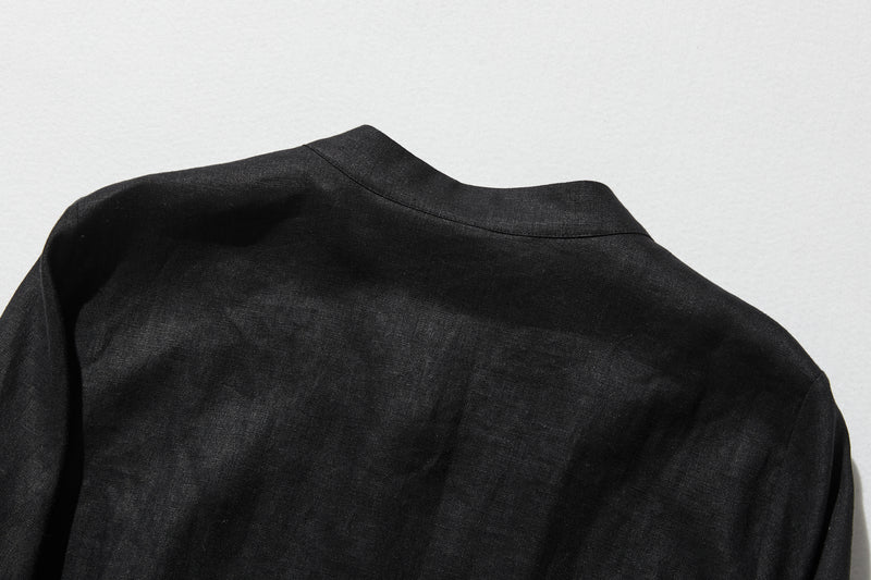 様々なシーンで活躍する万能アイテム　ピンタック入り　リネンシャツブラウス　250412