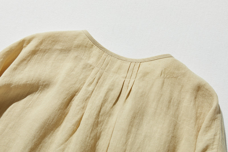 シンプルコーデに立体感と華やぎを添える一枚 フランチリネン 100％　長袖ブラウス　　250815