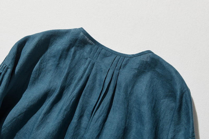 シンプルコーデに立体感と華やぎを添える一枚 フランチリネン 100％　長袖ブラウス　　250815