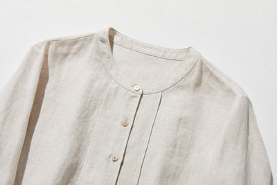 シンプルながらもこだわりのディテールが光る一枚　フランス産リネン100％ シャツブラウス　生成色　250410-1