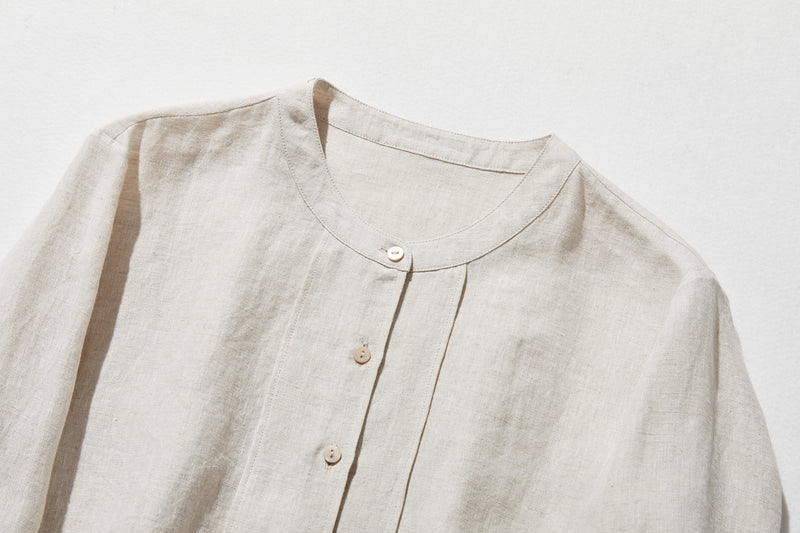 シンプルながらもこだわりのディテールが光る一枚　フランス産リネン100％ シャツブラウス　生成色　250410-1