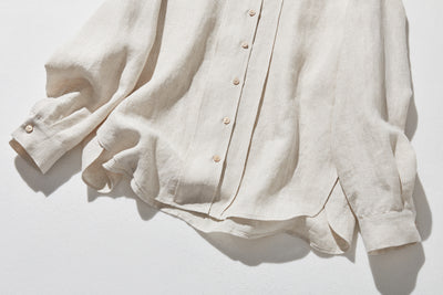 シンプルながらもこだわりのディテールが光る一枚　フランス産リネン100％ シャツブラウス　生成色　250410-1