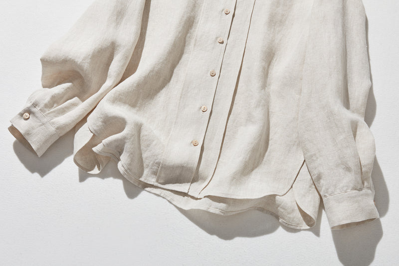 シンプルながらもこだわりのディテールが光る一枚　フランス産リネン100％ シャツブラウス　生成色　250410-1