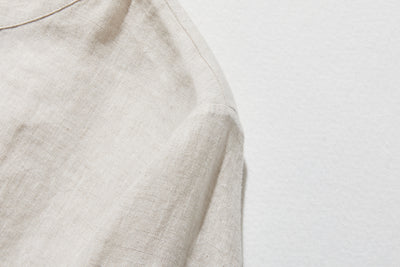 シンプルながらもこだわりのディテールが光る一枚　フランス産リネン100％ シャツブラウス　生成色　250410-1