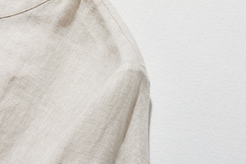 シンプルながらもこだわりのディテールが光る一枚　フランス産リネン100％ シャツブラウス　生成色　250410-1