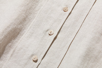 シンプルながらもこだわりのディテールが光る一枚　フランス産リネン100％ シャツブラウス　生成色　250410-1