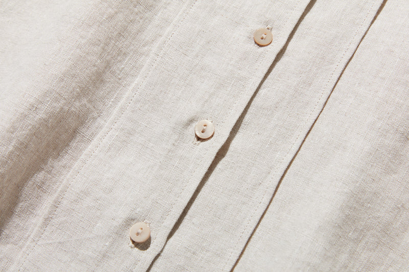 シンプルながらもこだわりのディテールが光る一枚　フランス産リネン100％ シャツブラウス　生成色　250410-1
