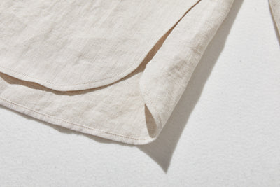 シンプルながらもこだわりのディテールが光る一枚　フランス産リネン100％ シャツブラウス　生成色　250410-1