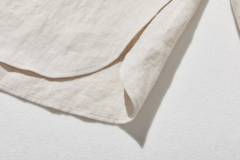 シンプルながらもこだわりのディテールが光る一枚　フランス産リネン100％ シャツブラウス　生成色　250410-1