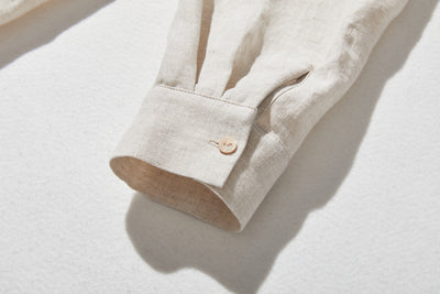 シンプルながらもこだわりのディテールが光る一枚　フランス産リネン100％ シャツブラウス　生成色　250410-1