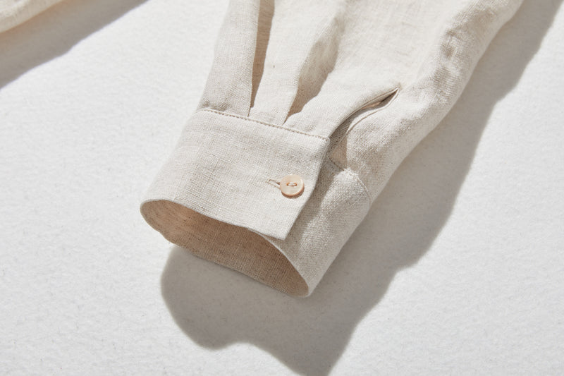 シンプルながらもこだわりのディテールが光る一枚　フランス産リネン100％ シャツブラウス　生成色　250410-1