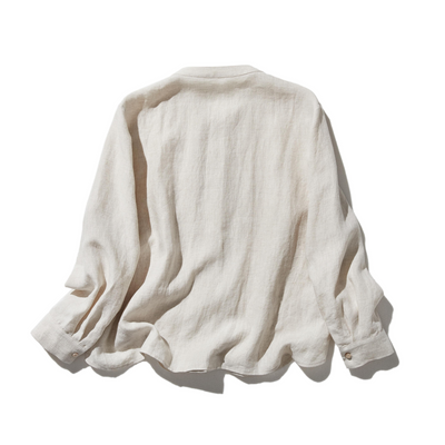 シンプルながらもこだわりのディテールが光る一枚　フランス産リネン100％ シャツブラウス　生成色　250410-1