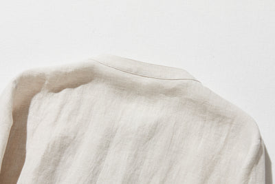 シンプルながらもこだわりのディテールが光る一枚　フランス産リネン100％ シャツブラウス　生成色　250410-1