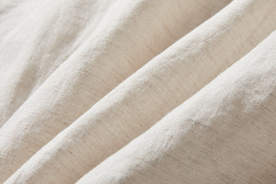 シンプルながらもこだわりのディテールが光る一枚　フランス産リネン100％ シャツブラウス　生成色　250410-1