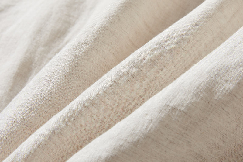 シンプルながらもこだわりのディテールが光る一枚　フランス産リネン100％ シャツブラウス　生成色　250410-1