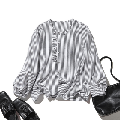 クラシカルなフリルデザインのストライプシャツ　綿麻シャツブラウス　　250419