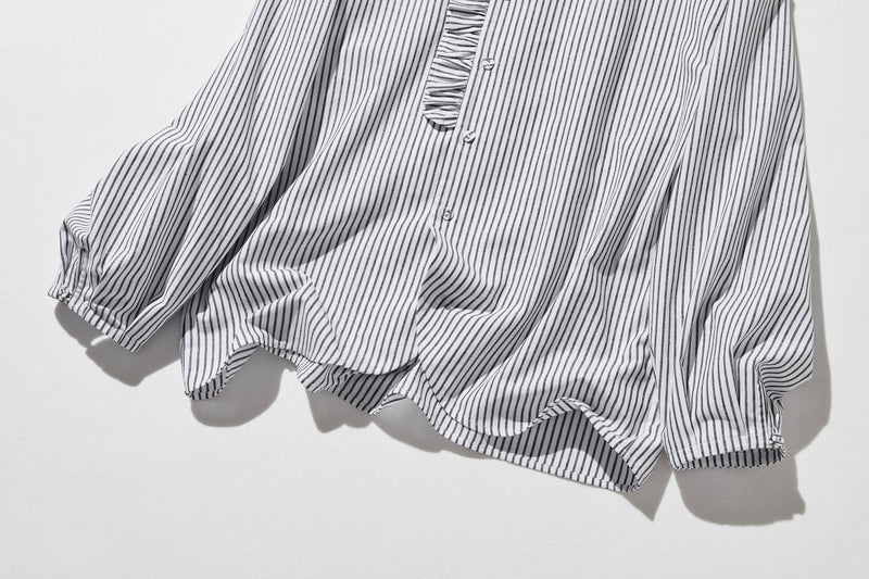 クラシカルなフリルデザインのストライプシャツ　綿麻シャツブラウス　　250419