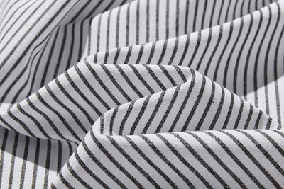 クラシカルなフリルデザインのストライプシャツ　綿麻シャツブラウス　　250419