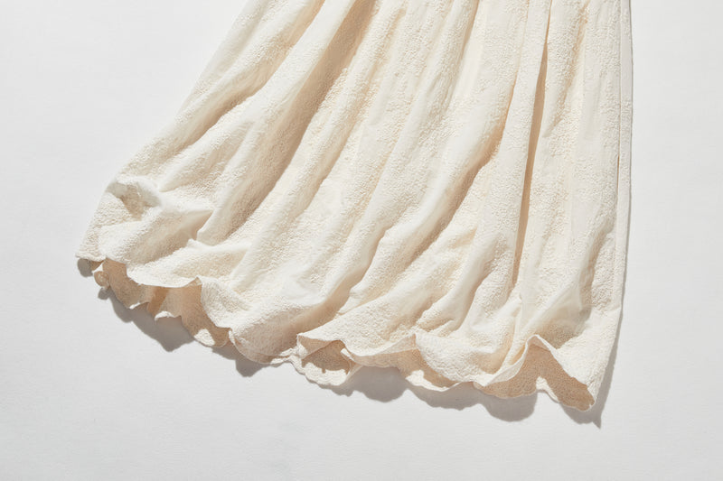 特別感のある　ふんわり広がるフラワー刺繍ロングスカート　裏地付き　ギャザースカート　250603