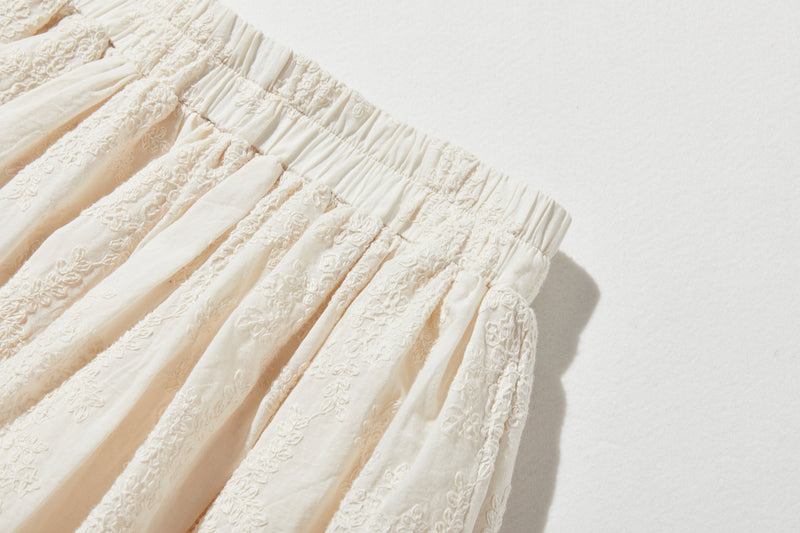 特別感のある　ふんわり広がるフラワー刺繍ロングスカート　裏地付き　ギャザースカート　250603