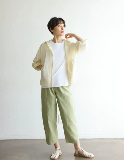 功能性強的防紫外線連帽衫，採用防紫外線和透氣冷卻材料。