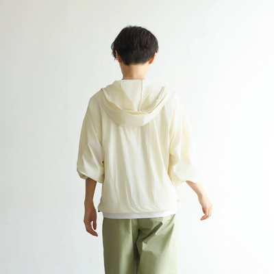 功能性強的防紫外線連帽衫，採用防紫外線和透氣冷卻材料。