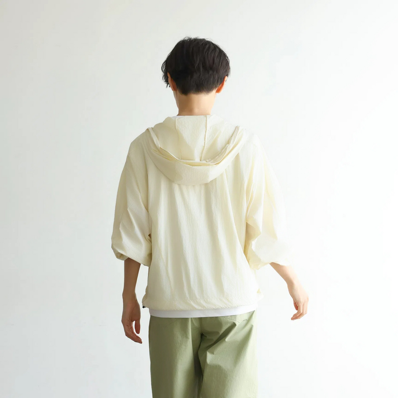 功能性強的防紫外線連帽衫，採用防紫外線和透氣冷卻材料。