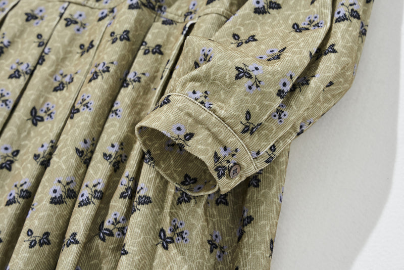 ナチュラルな雰囲気漂う　レトロな花柄ワンピース　　コーデュロイワンピース　コットン　250206-1