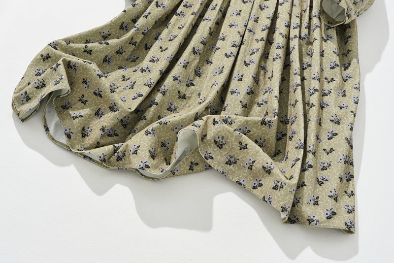 ナチュラルな雰囲気漂う　レトロな花柄ワンピース　　コーデュロイワンピース　コットン　250206-1