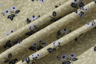 ナチュラルな雰囲気漂う　レトロな花柄ワンピース　　コーデュロイワンピース　コットン　250206-1