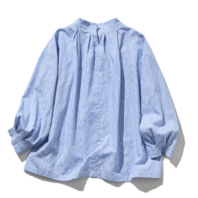 A tucked blouse that's not too sweet and can be enjoyed by mature women. Long-sleeved pullover cotton. 240903-1 