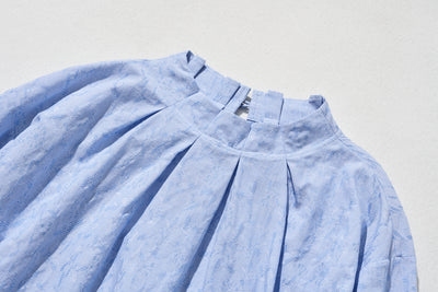 A tucked blouse that's not too sweet and can be enjoyed by mature women. Long-sleeved pullover cotton. 240903-1 