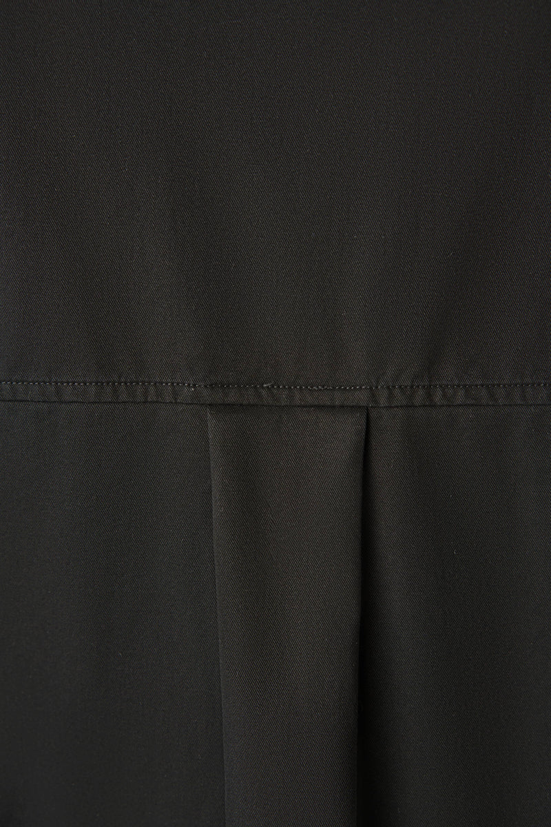 一款能滿足您時尚品味的荷葉邊設計外套。