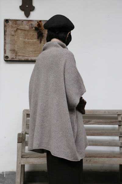 上質な温もりと自由なスタイリングを演出　ウールセーター ケープ風ニット　カシミヤセーター　251125