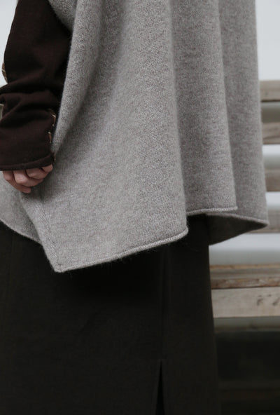 上質な温もりと自由なスタイリングを演出　ウールセーター ケープ風ニット　カシミヤセーター　251125