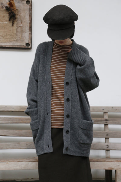 優雅なぬくもりをまとう、Vネックカーディガン　ヤクダウン&ウール混紡カーディガン 　ダークグレー　　251201-1