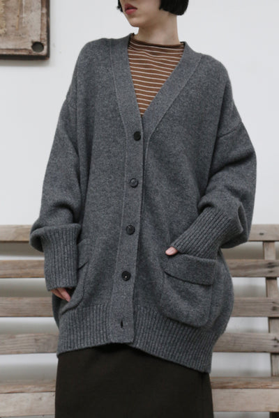優雅なぬくもりをまとう、Vネックカーディガン　ヤクダウン&ウール混紡カーディガン 　ダークグレー　　251201-1