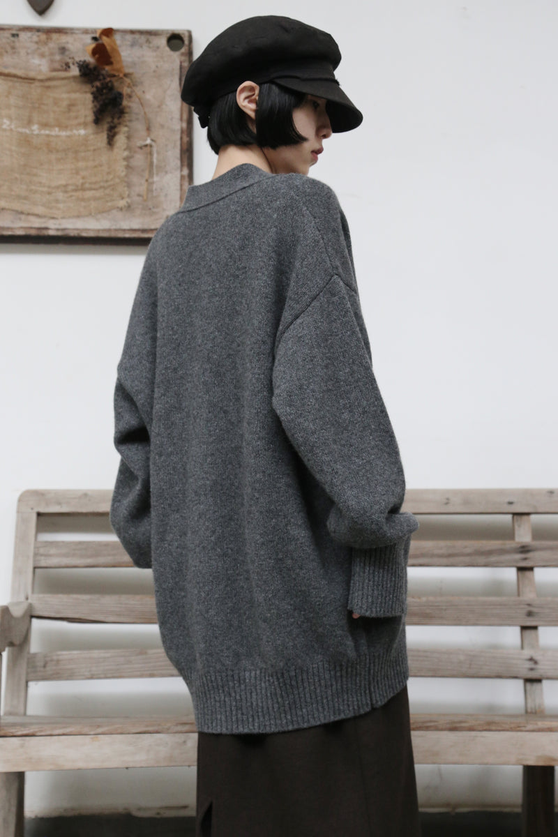 優雅なぬくもりをまとう、Vネックカーディガン　ヤクダウン&ウール混紡カーディガン 　ダークグレー　　251201-1