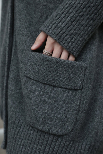 優雅なぬくもりをまとう、Vネックカーディガン　ヤクダウン&ウール混紡カーディガン 　ダークグレー　　251201-1