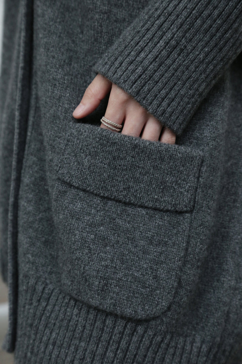 優雅なぬくもりをまとう、Vネックカーディガン　ヤクダウン&ウール混紡カーディガン 　ダークグレー　　251201-1