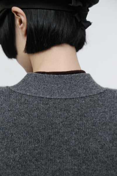 優雅なぬくもりをまとう、Vネックカーディガン　ヤクダウン&ウール混紡カーディガン 　ダークグレー　　251201-1