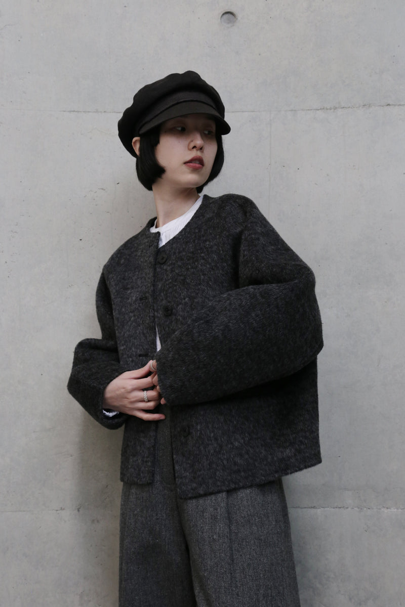 熟練の職人が一点一点手縫いで仕立て上げた、冬の特別なウールショートコート　251130-1