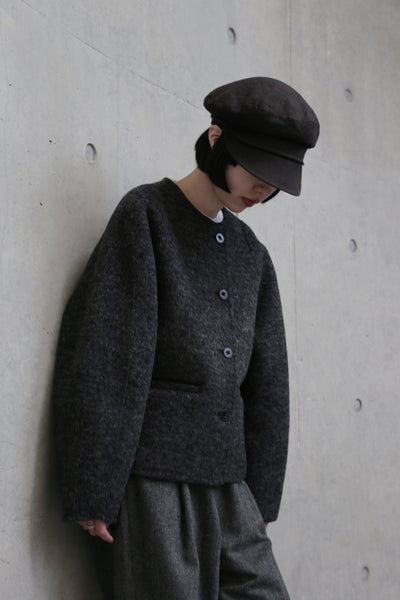 熟練の職人が一点一点手縫いで仕立て上げた、冬の特別なウールショートコート　251130-1