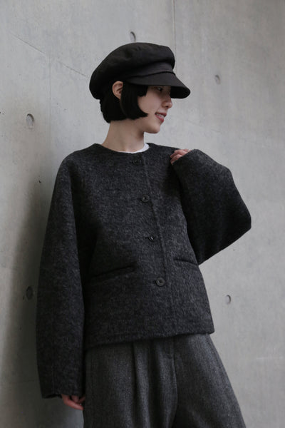 熟練の職人が一点一点手縫いで仕立て上げた、冬の特別なウールショートコート　251130-1