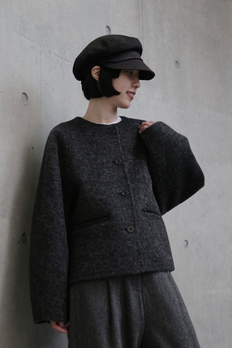 熟練の職人が一点一点手縫いで仕立て上げた、冬の特別なウールショートコート　251130-1