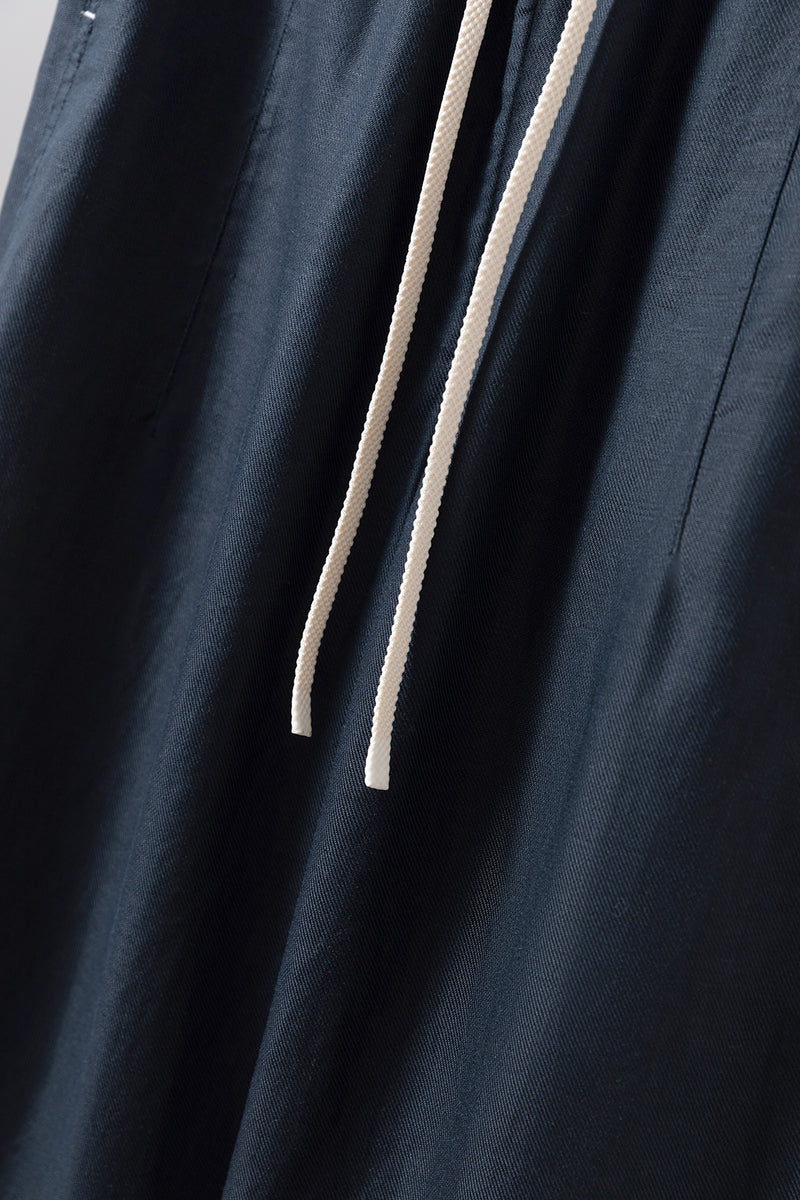 年間を通じて快適に着用できるワイドパンツ　シワになりにくいロングパンツ　　250904