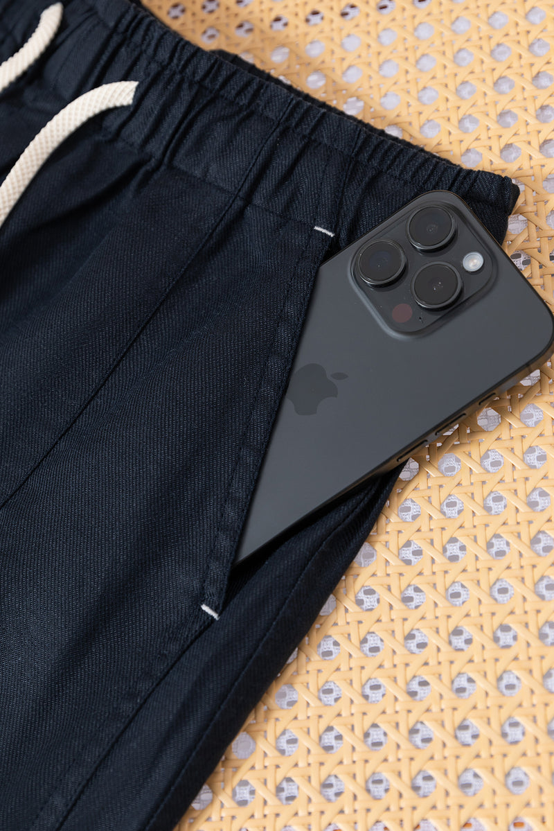 年間を通じて快適に着用できるワイドパンツ　シワになりにくいロングパンツ　　250904